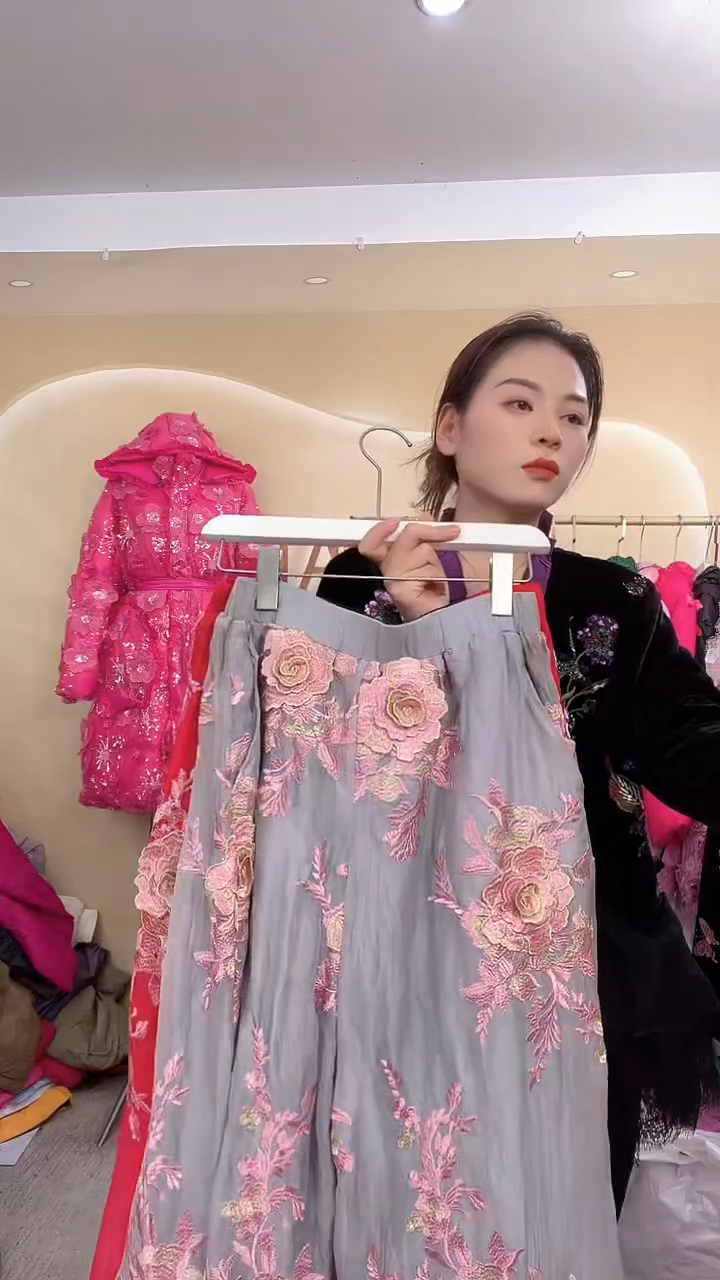 常规款灰色裤子129