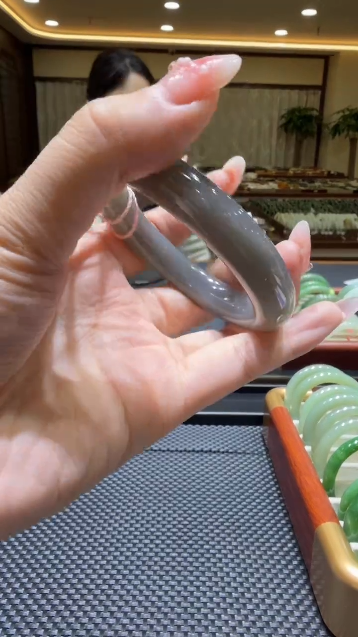 颈饰18K金镶嵌和田玉手镯56