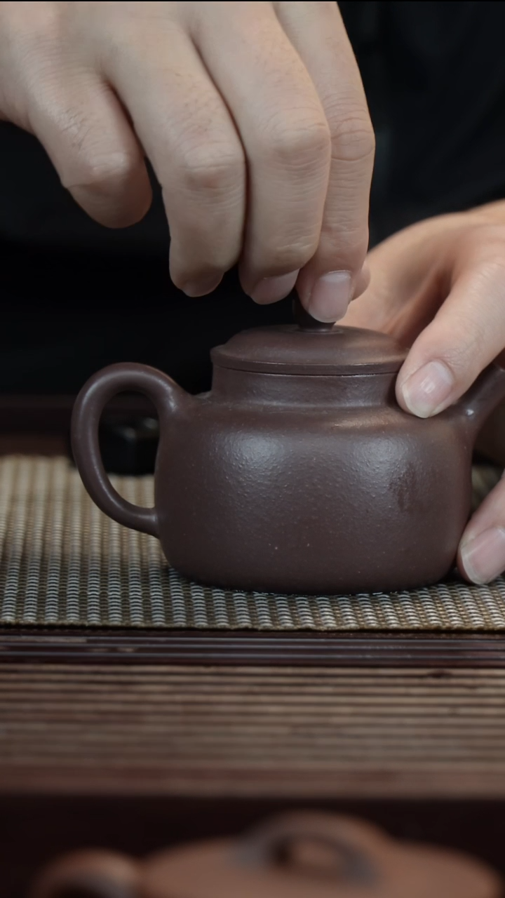 紫砂茶壶紫泥德中半手工130CC