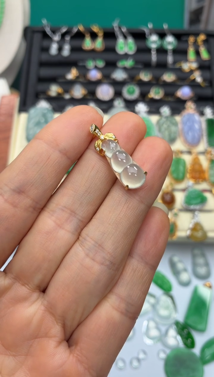 颈饰18K金镶嵌翡翠天然翡翠A货