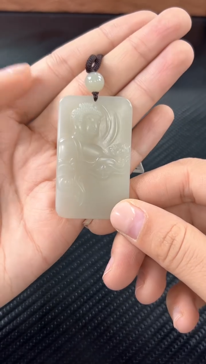 和田玉未镶嵌吊坠(赠链)且末微色差近矿