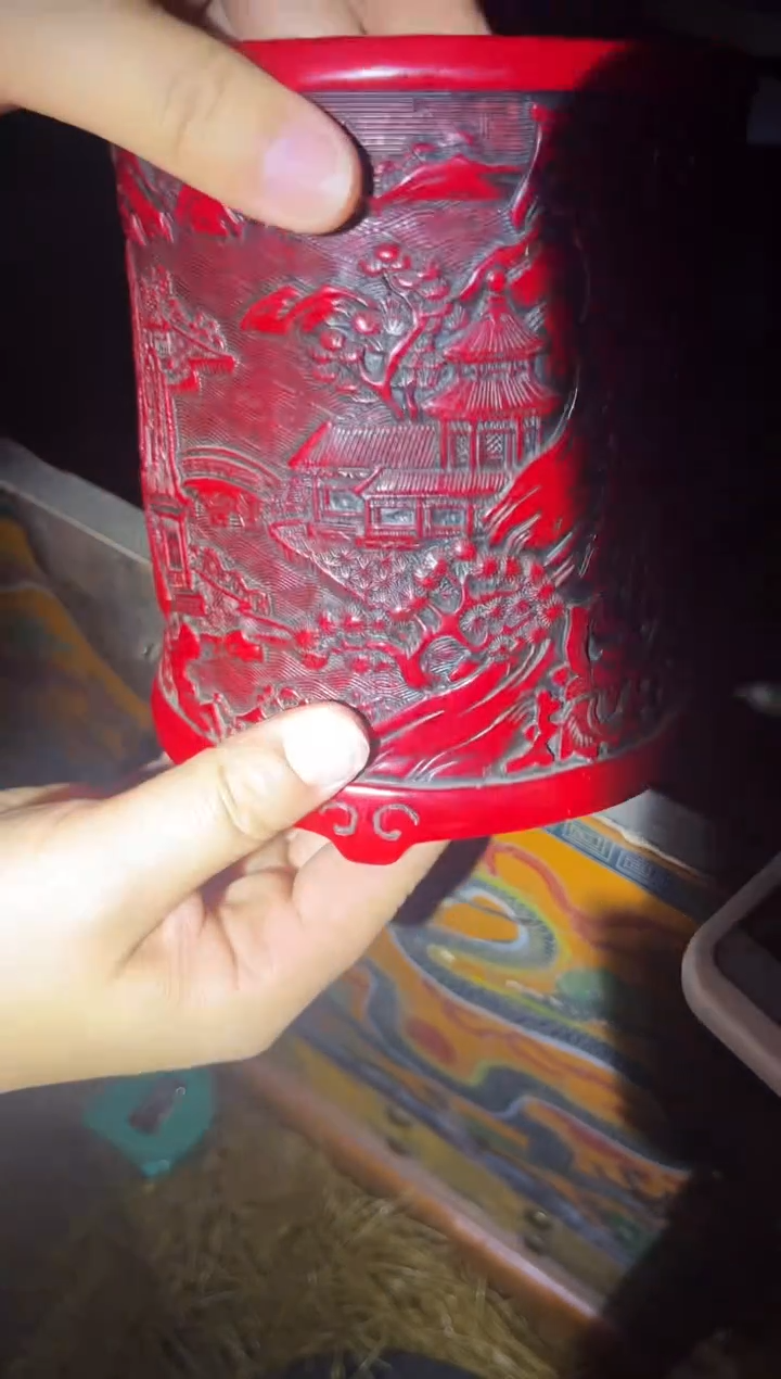 三菇凉山水笔筒’