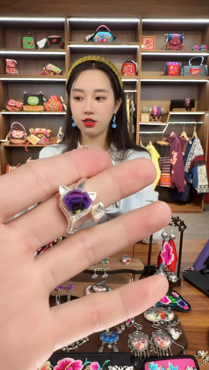 【闪购商品】织绣160蒙阿苏苗绣传承