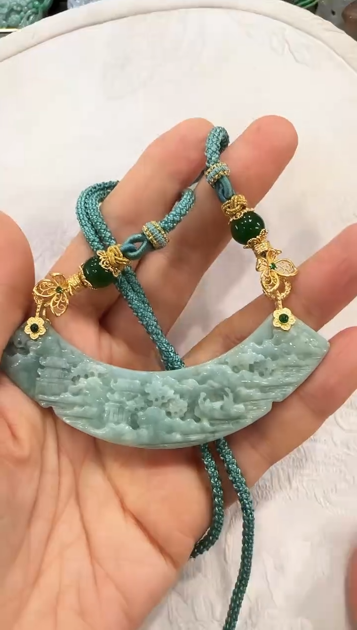 翡翠未镶嵌颈饰国风