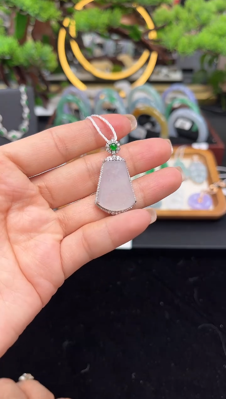 颈饰18K金镶嵌翡翠吊坠