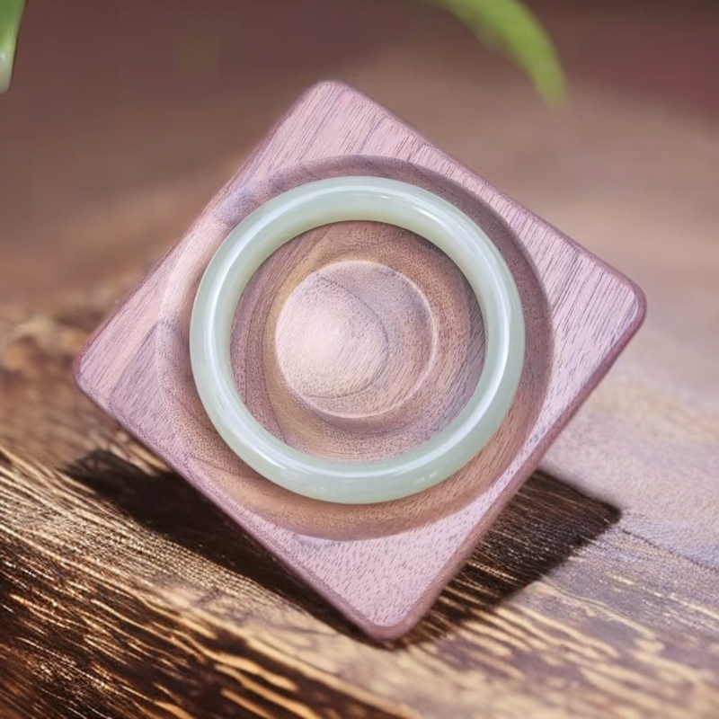 【铭匠珠宝】新疆若羌产地 新疆湖水牛油果绿中宽