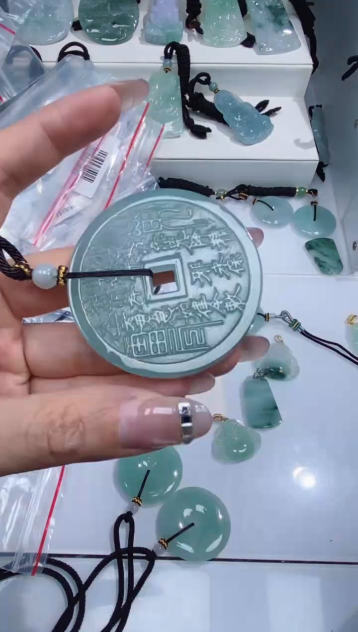 颈饰未镶嵌翡翠吊坠