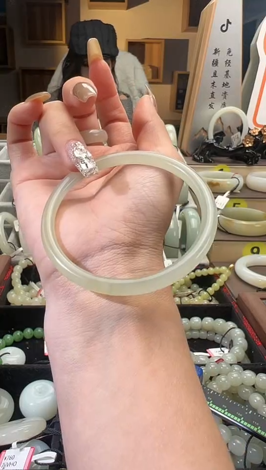 【闪购商品】和田玉手镯未镶嵌且末料青白玉叮当手镯56+