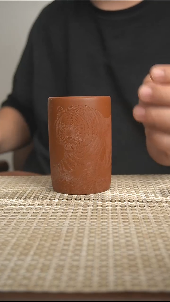 茶杯紫砂宜兴紫砂茶杯朱泥虎啸山林主人杯