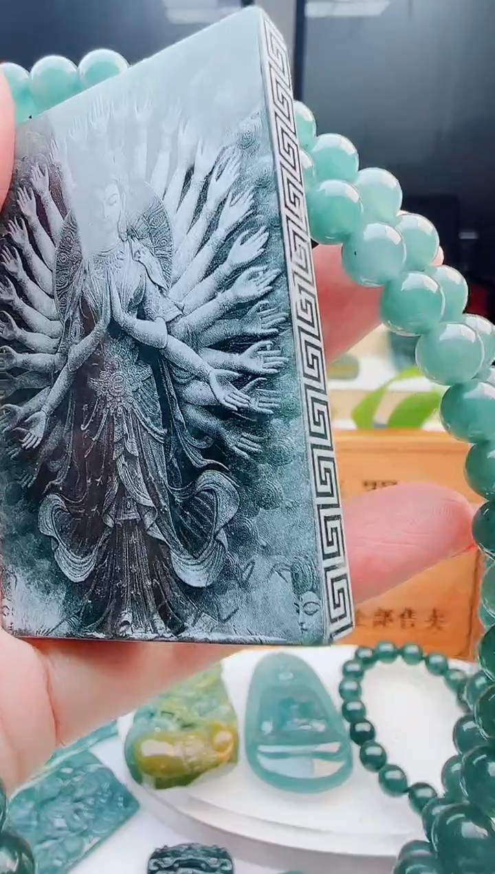 翡翠未镶嵌颈饰多样性发货其中一件