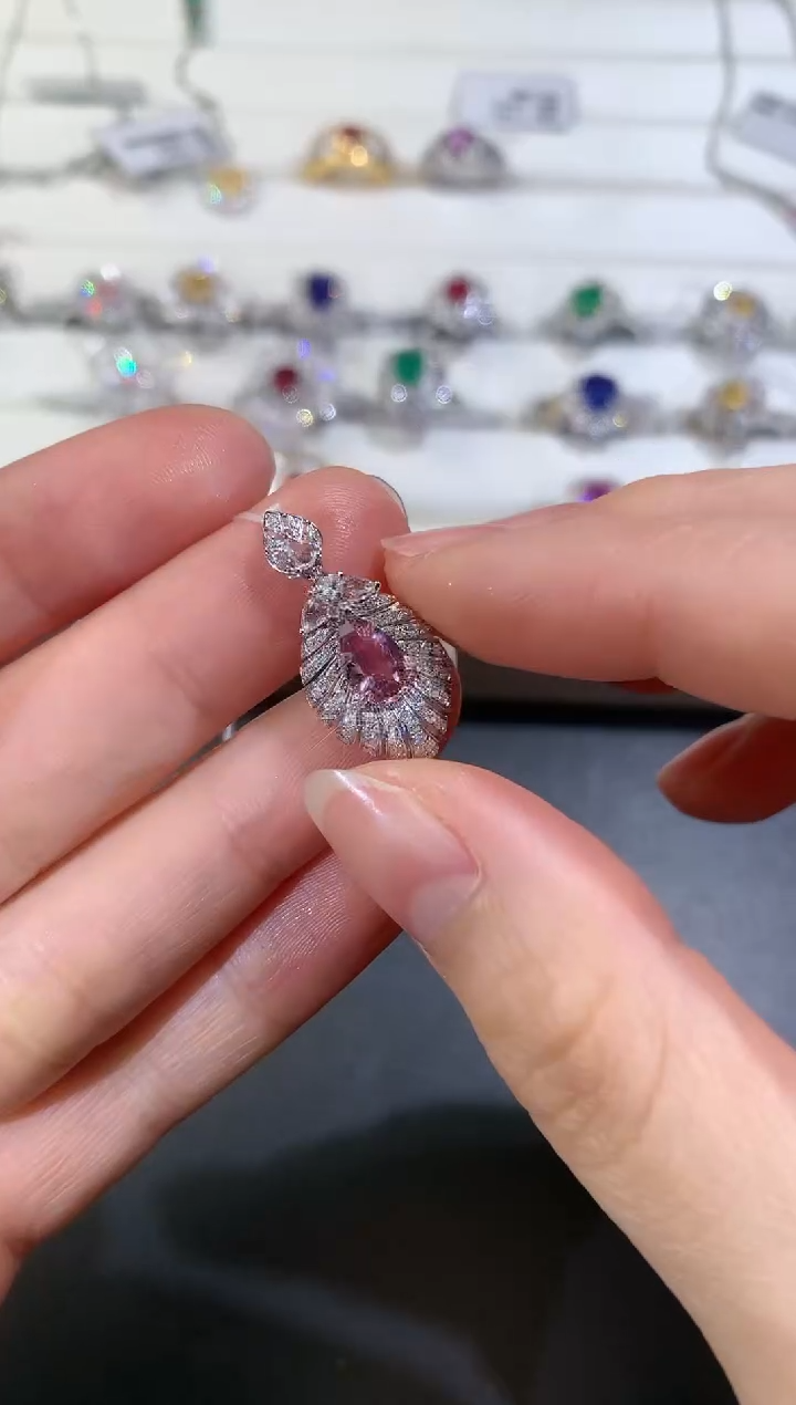 【闪购商品】彩色蓝宝石吊坠18K金镶嵌S10|5500