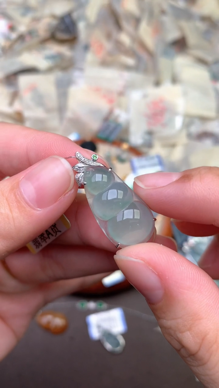 18K金镶嵌挂件翡翠   —