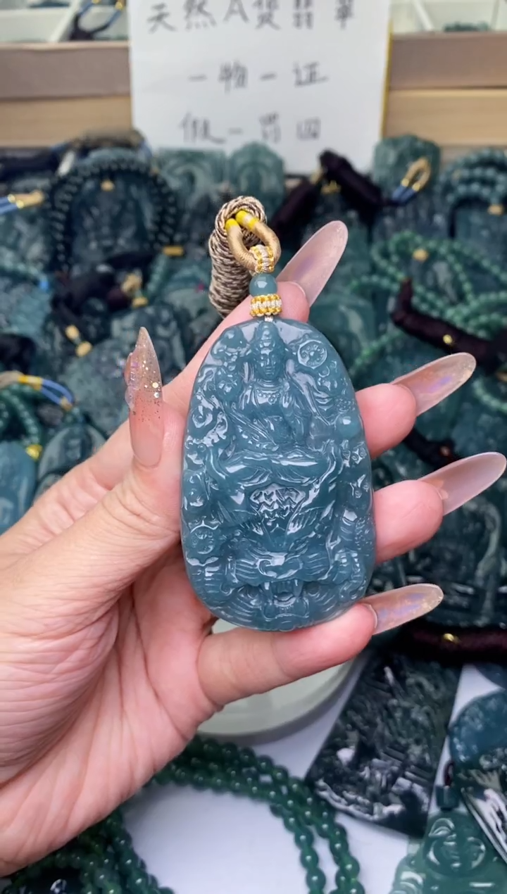 翡翠未镶嵌颈饰          