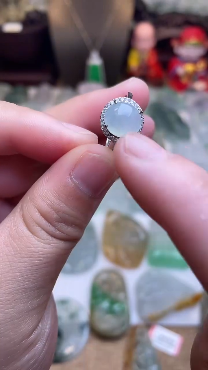 颈饰未镶嵌翡翠戒