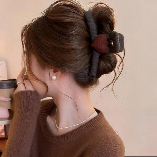 复古格纹爱心抓夹女2025新款高级感鲨鱼夹发量多盘发夹后脑勺发饰