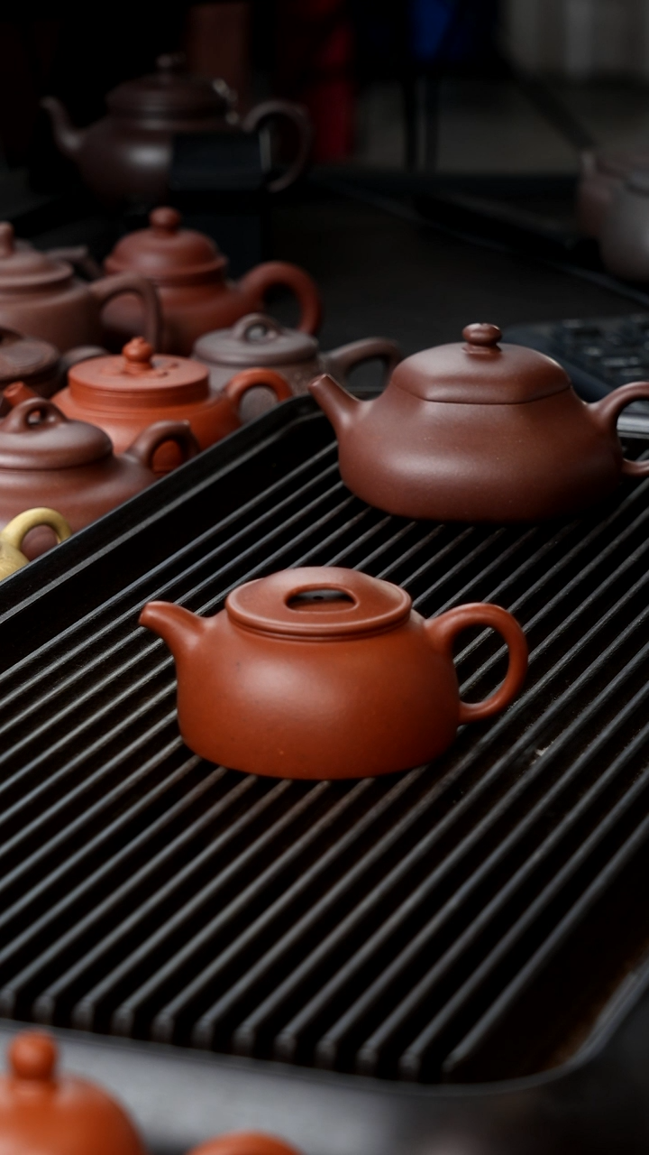 茶壶紫砂不*夜红泥牛盖微瑕半手100      
