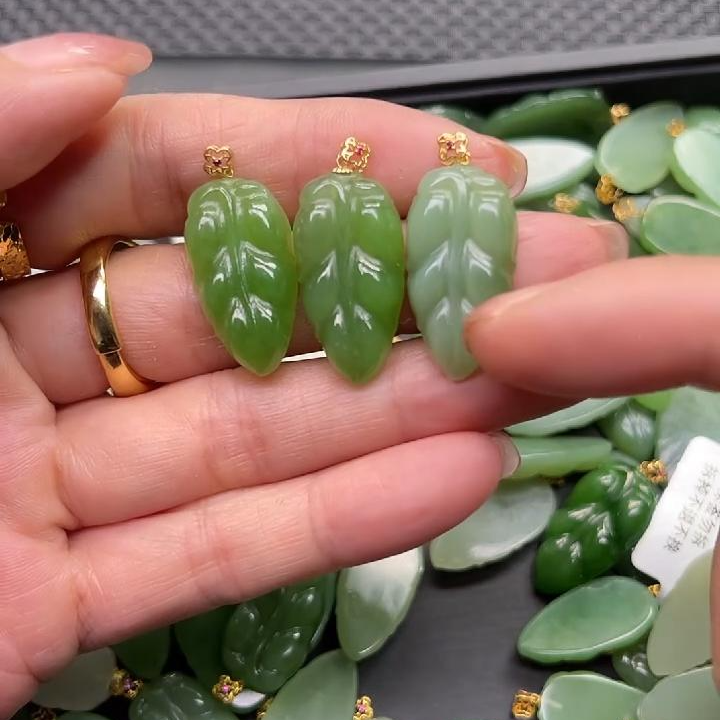 【老郑家】18K金镶和田玉树叶挂件 多样性发一件不带链 2628-1