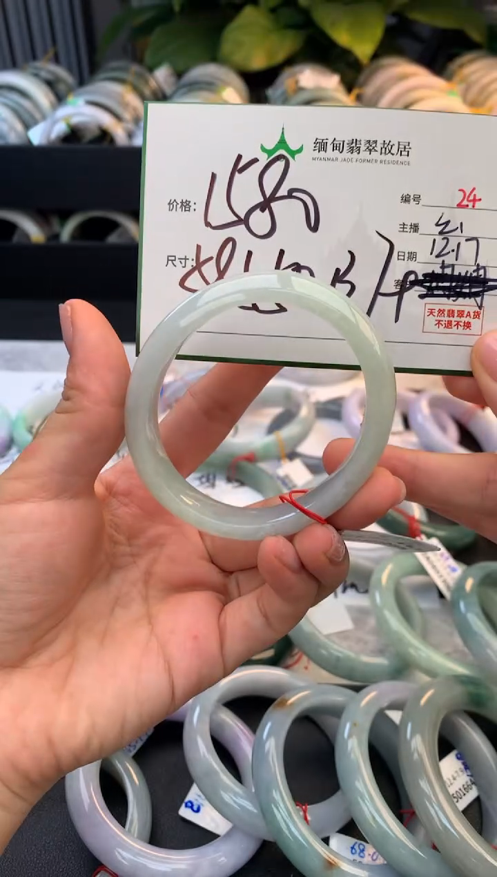 未镶嵌定制翡翠毛货需精细抛光+多人