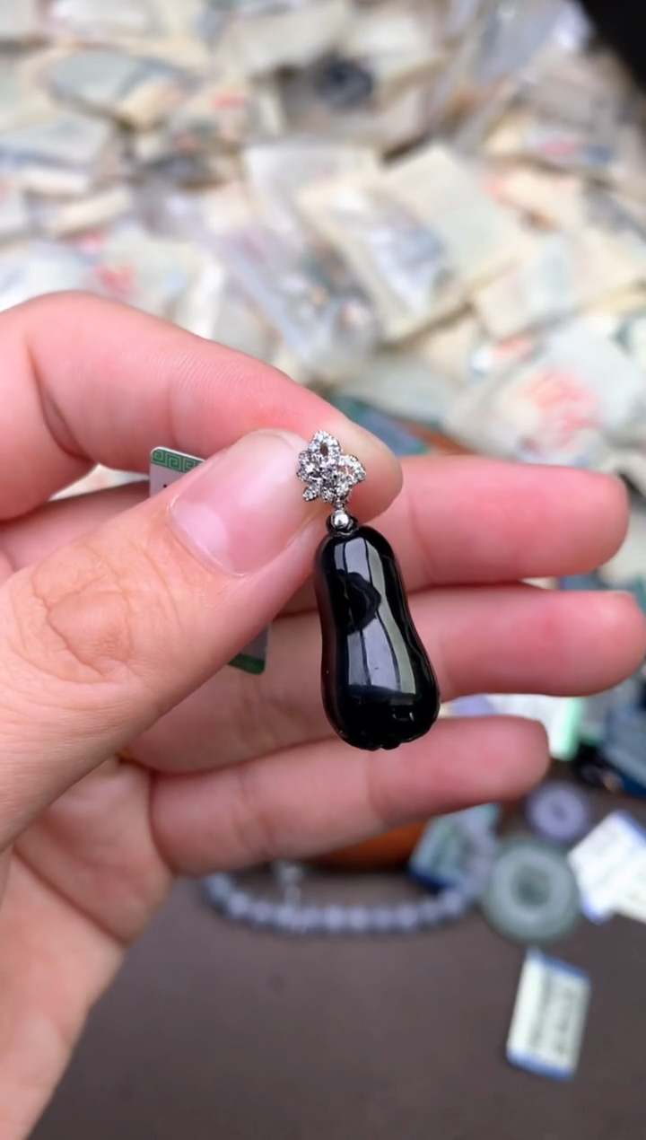 18K金镶嵌挂件翡翠   —