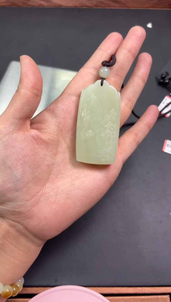 【闪购商品】和田玉吊坠(赠链)未镶嵌且末微色差迪克兰吊坠