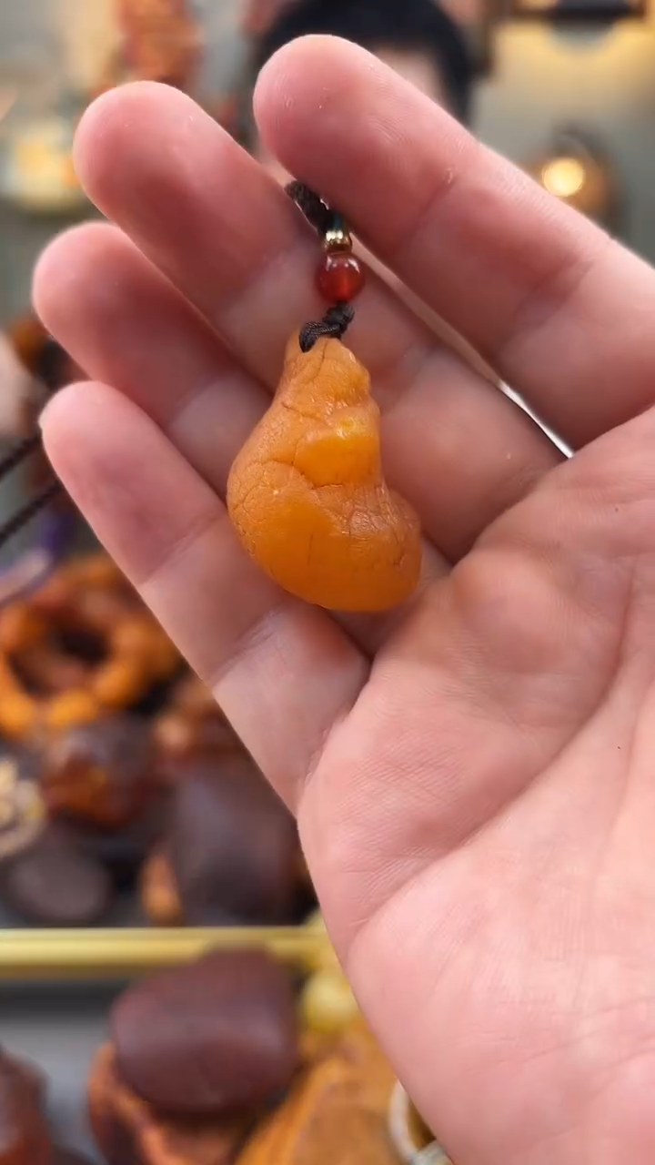 未镶嵌颈饰琥珀吊坠