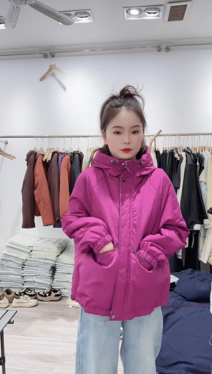 两个大口袋。棉衣棉服，火龙果色。