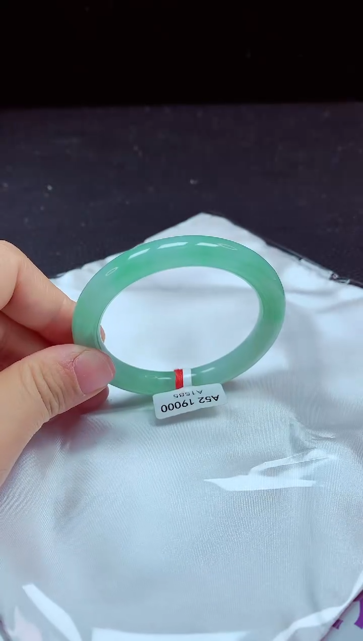 【闪购商品】翡翠手镯未镶嵌镯子52+