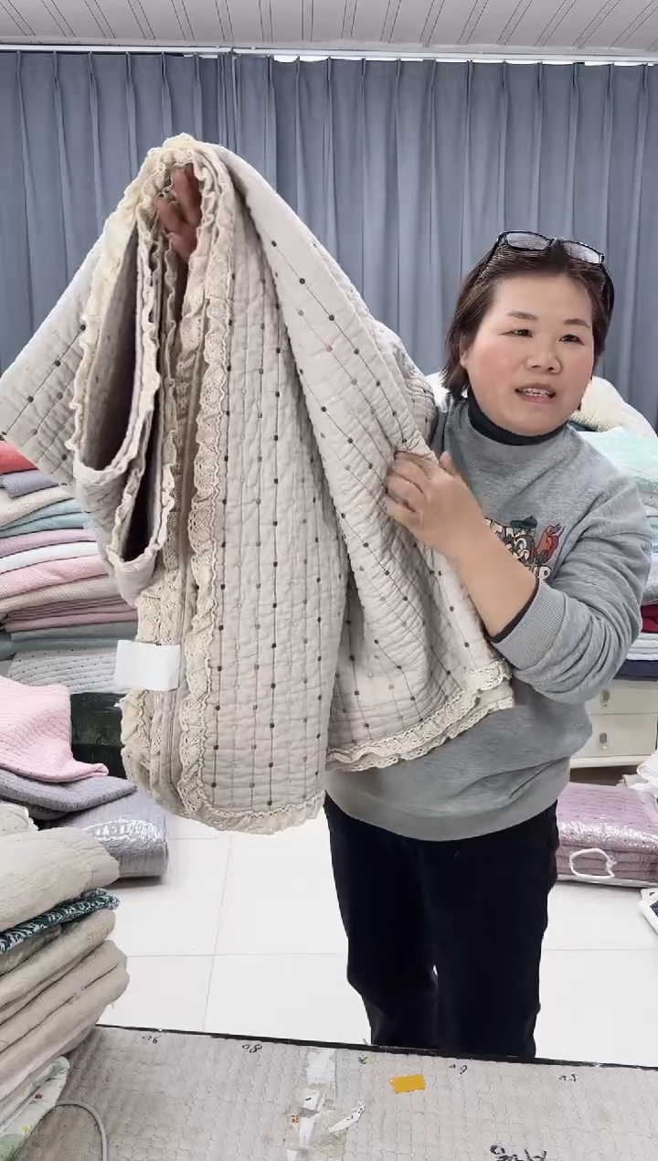 棉2.0*2.3米色米粒绣小花边床盖