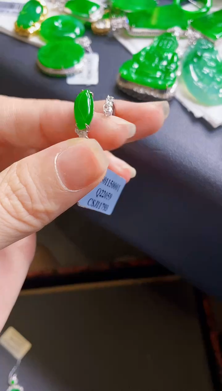 翡翠18K金镶嵌颈饰戒指