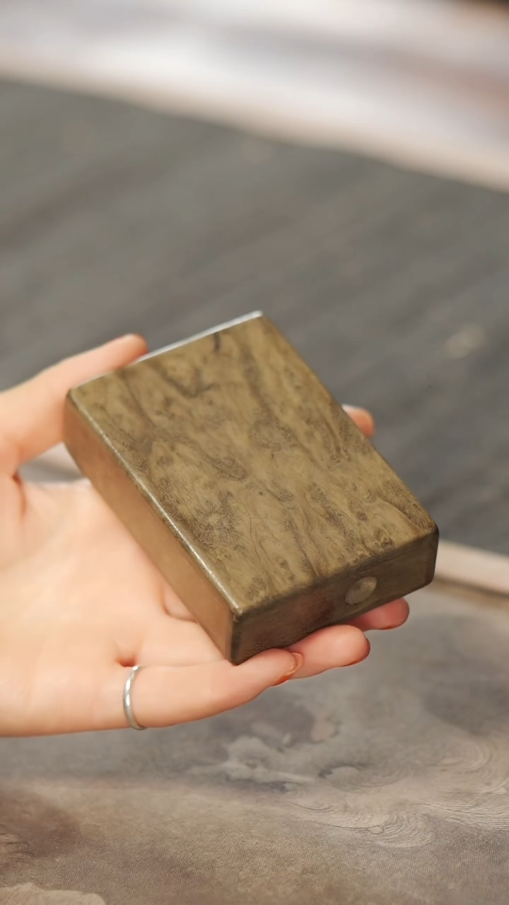 【闪购商品】金丝楠木雕龙胆纹精工烟盒