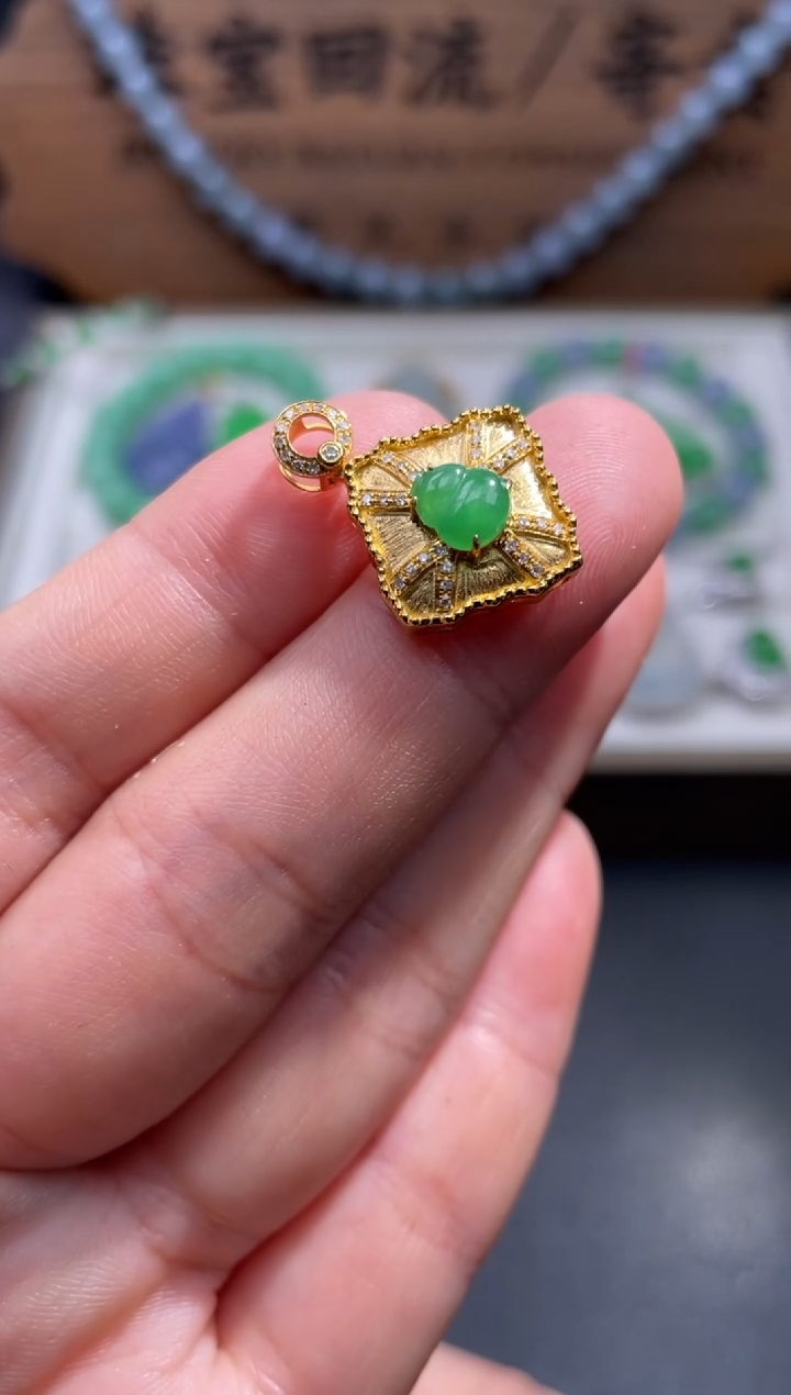 【闪购商品】翡翠颈饰18K金镶嵌54........