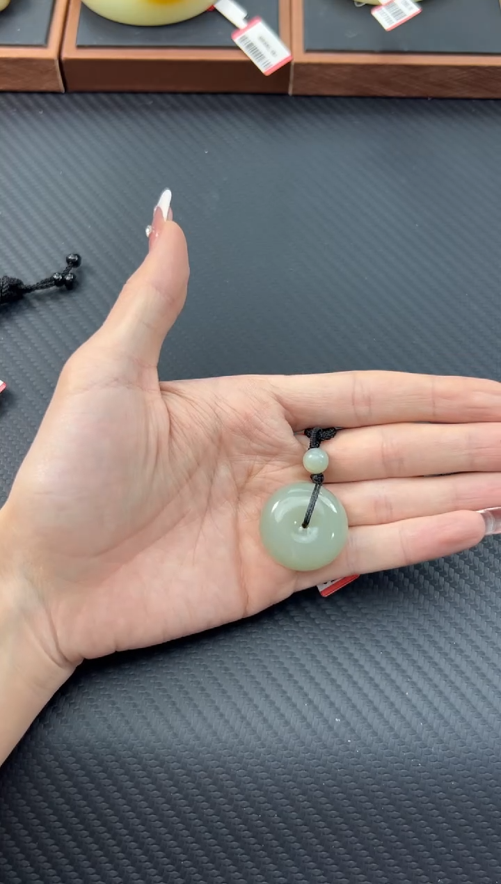 【闪购商品】和田玉吊坠(赠链)未镶嵌且末微色差近矿平安扣