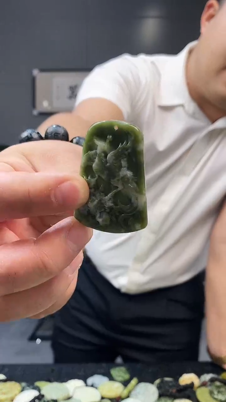 未镶嵌蛇纹石玉其他天然岫玉（多样性发其中之一）
