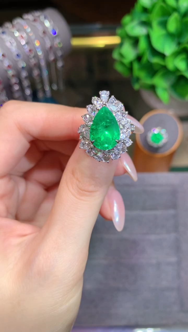 祖母绿戒指18K金镶嵌3.76CT