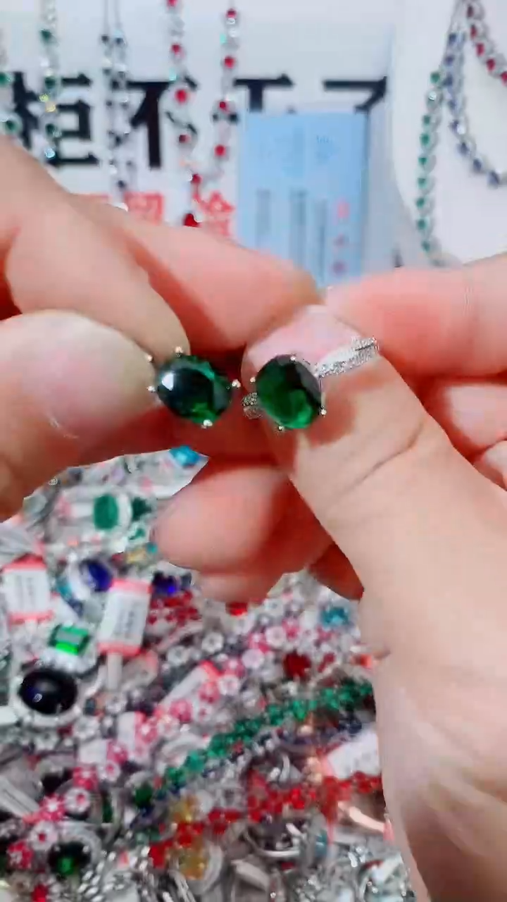 颈饰未镶嵌祖母绿吊坠 戒指 