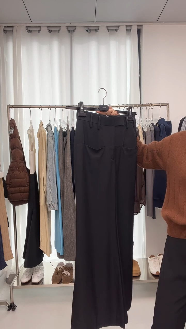 编号023   RODW 黑色裤子  68腰围 待开价