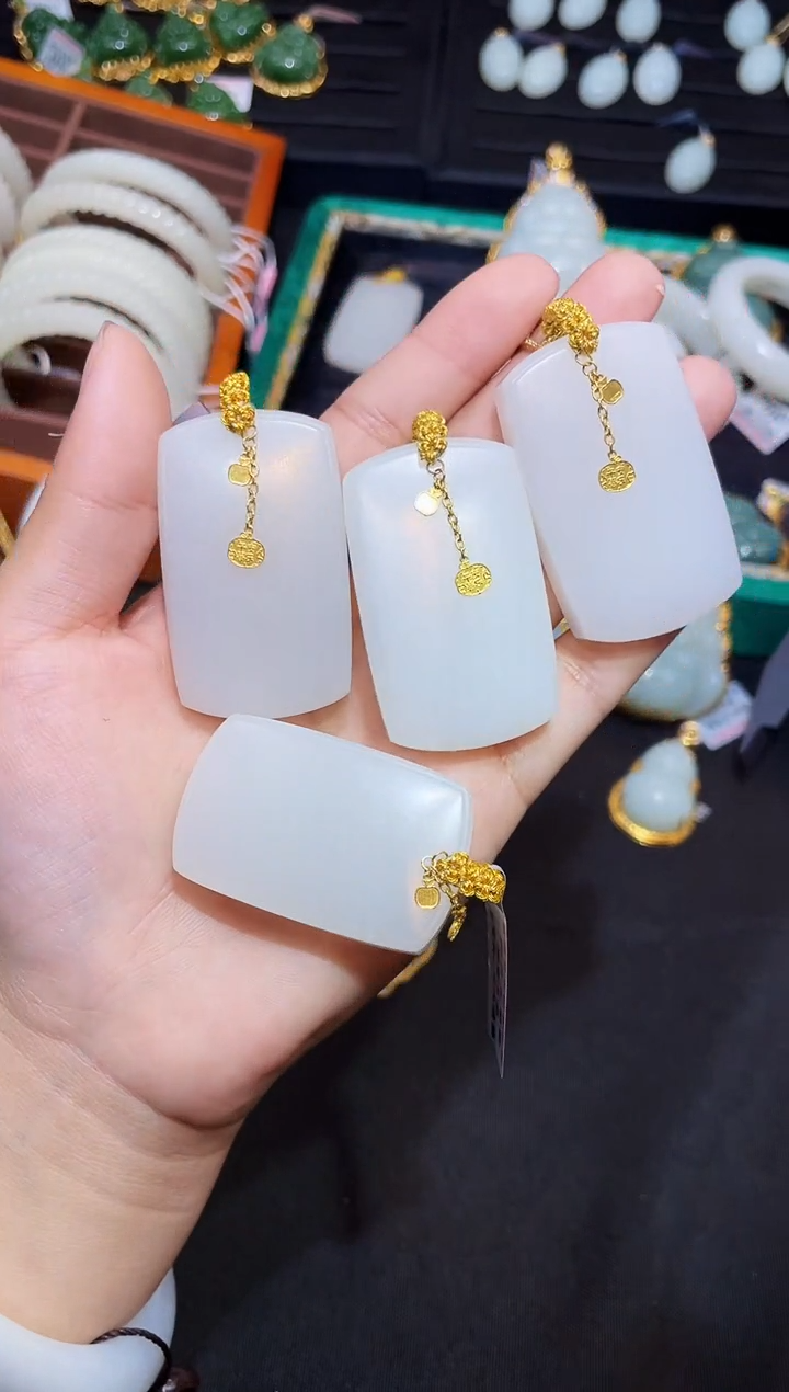 和田玉18K金镶嵌吊坠(赠链)50MM 多样性发一