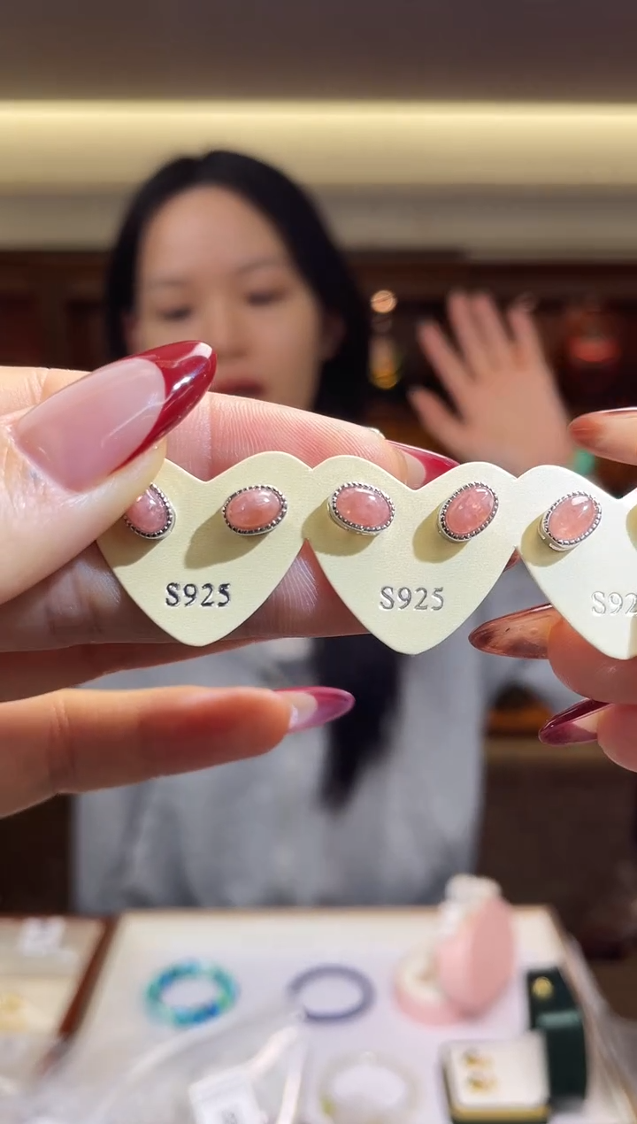 未镶嵌菱锰矿（红纹石）耳钉（多样性发一件）