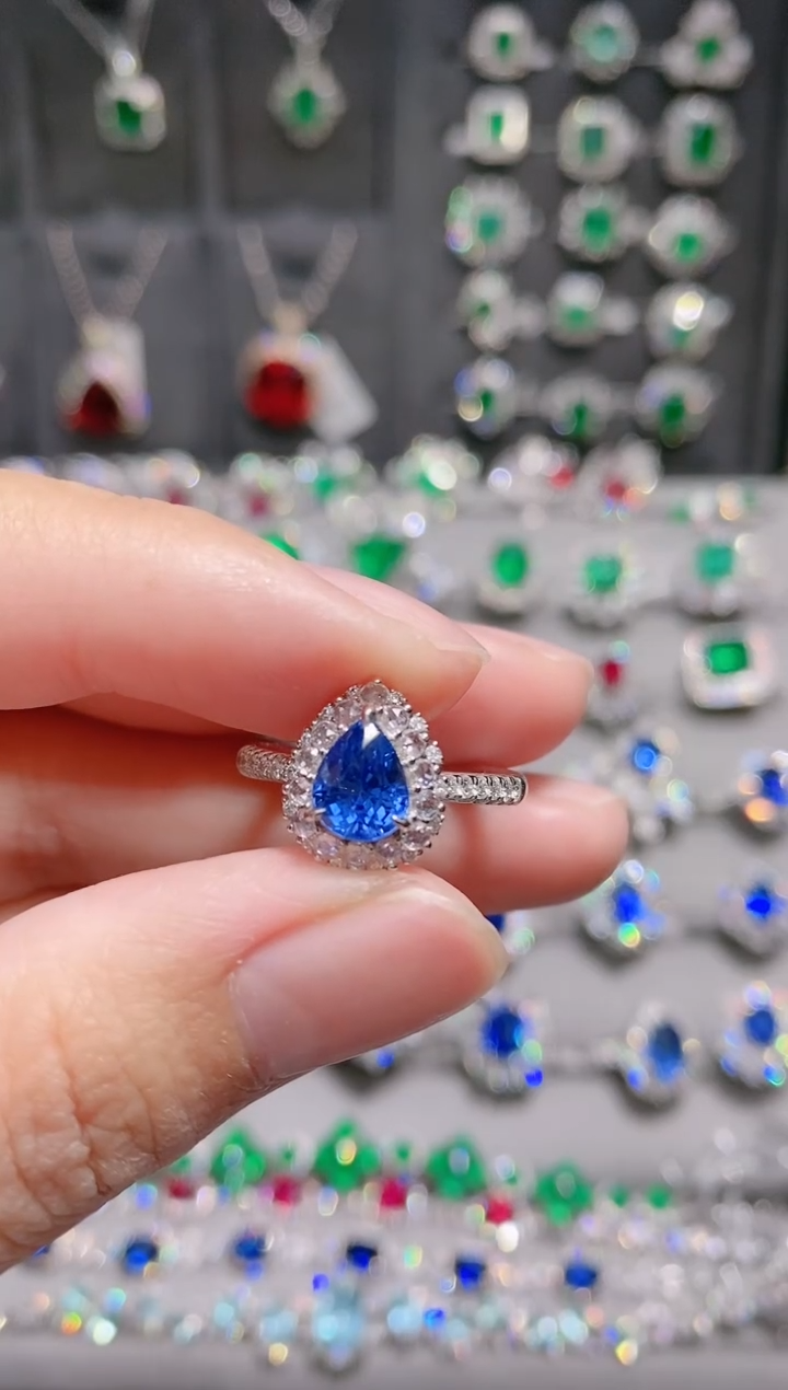 18K金戒指蓝宝石18K金镶嵌.