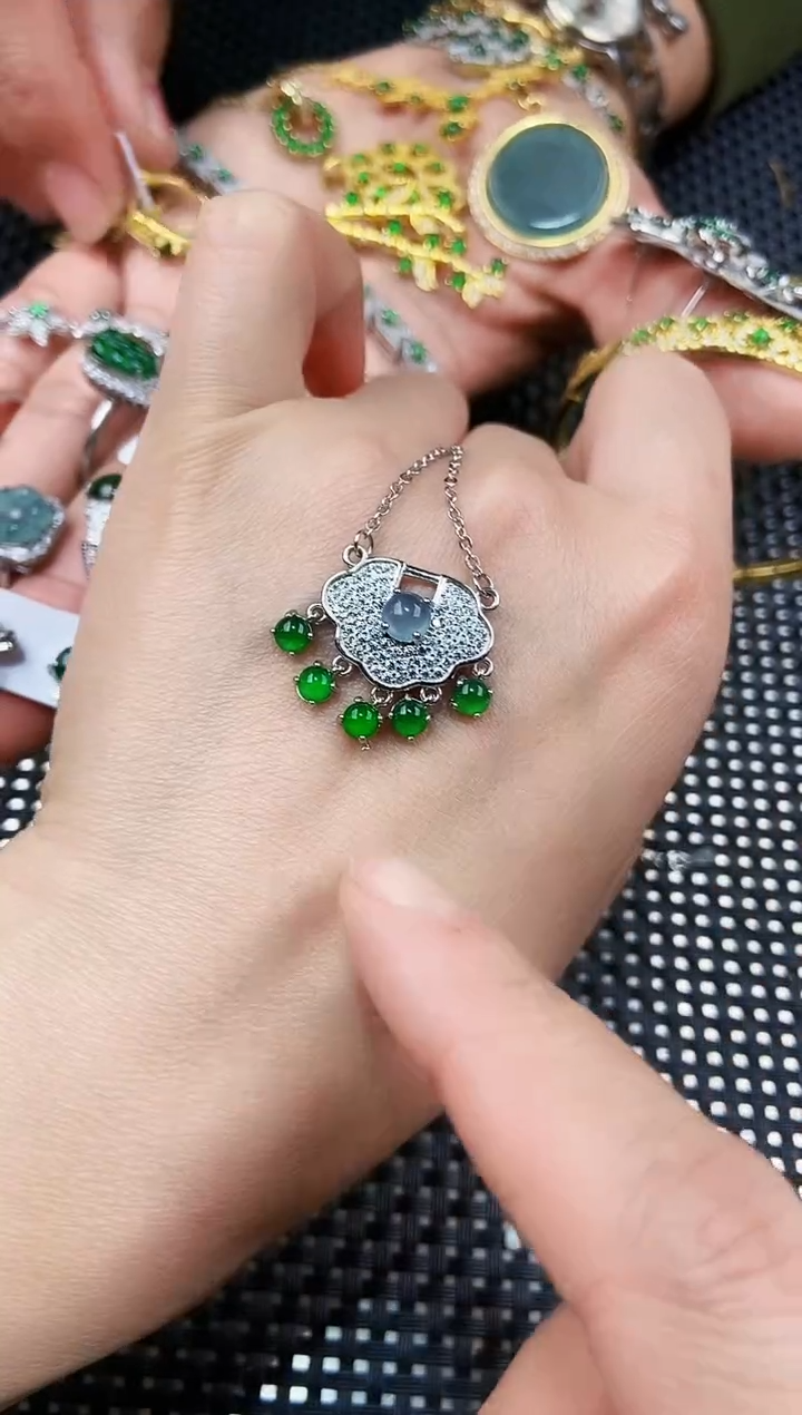 【闪购商品】翡翠颈饰未镶嵌111111111