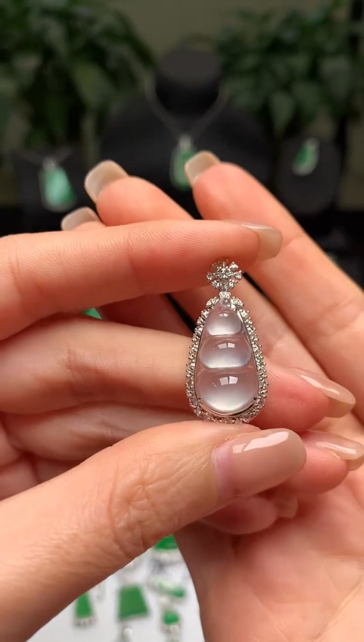 颈饰18K金镶嵌翡翠福豆