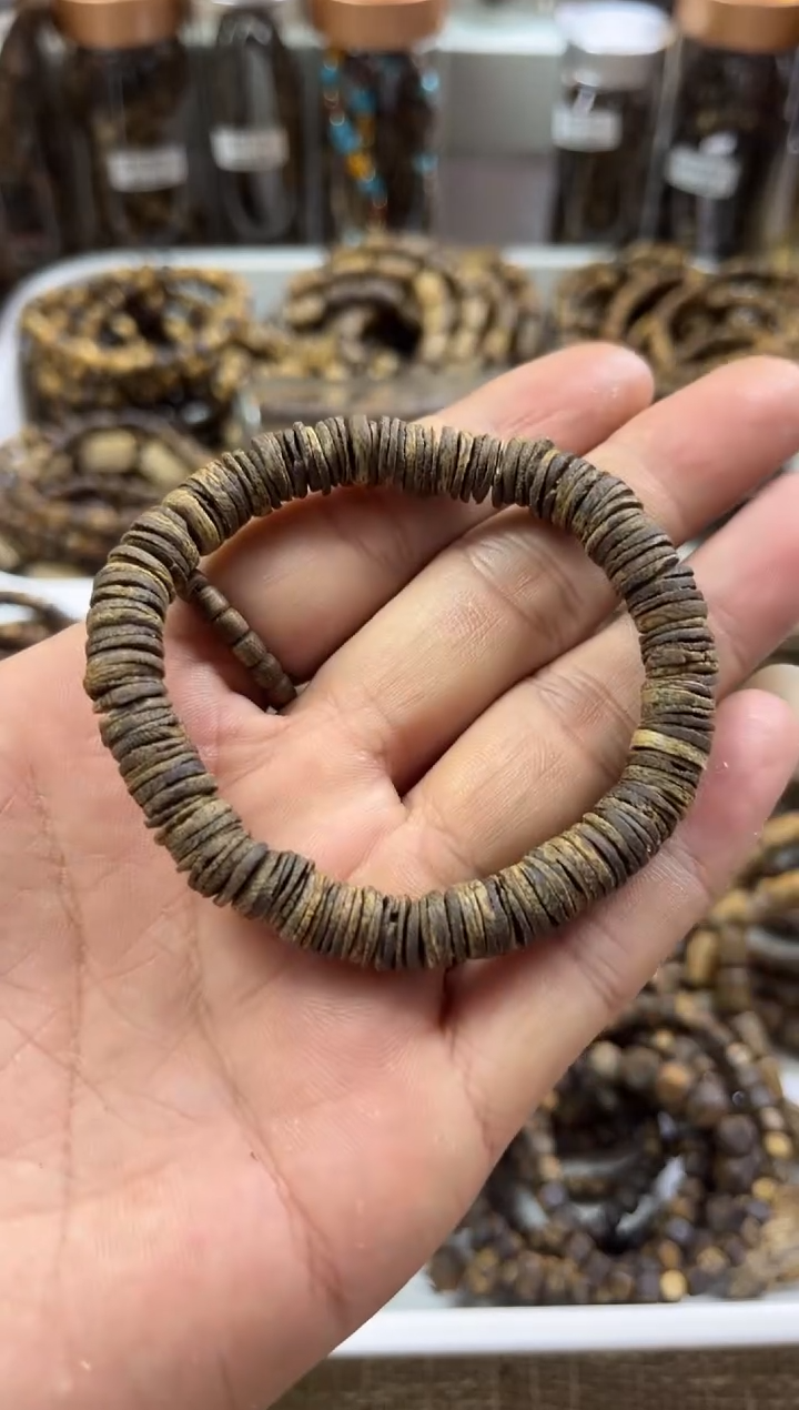 【闪购商品】沉香手串绿奇楠沉水钱串子卡8单圈 多样性发其一