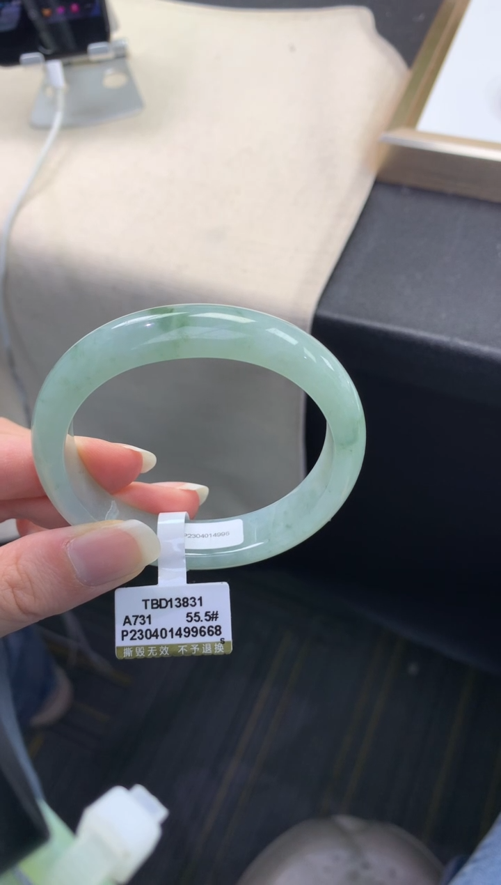 【闪购商品】翡翠手镯（贵妃镯）未镶嵌            