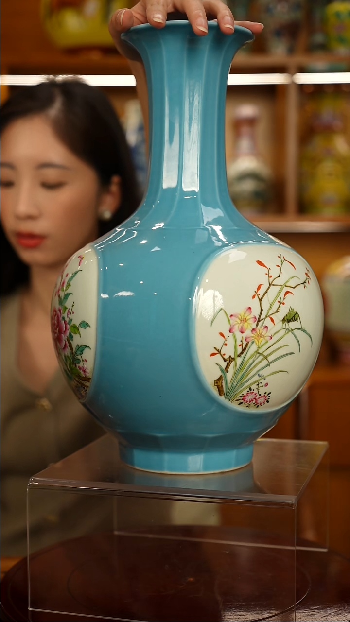 仿清瓷健**年粉彩开窗赏瓶一只