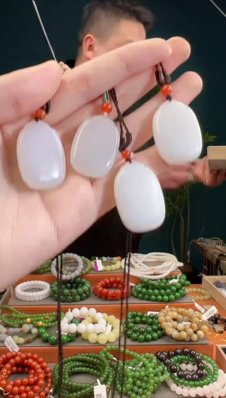 颈饰未镶嵌和田玉一物一证 拍一单发一个