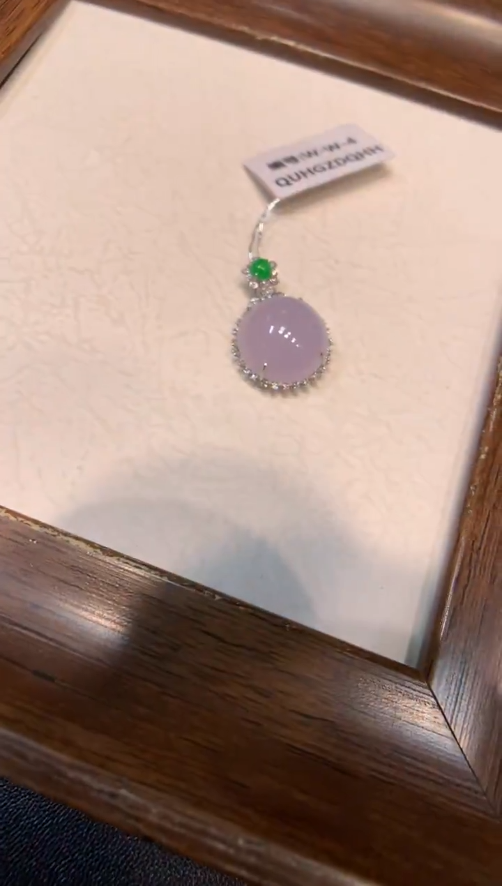 颈饰18K金镶嵌翡翠蛋面