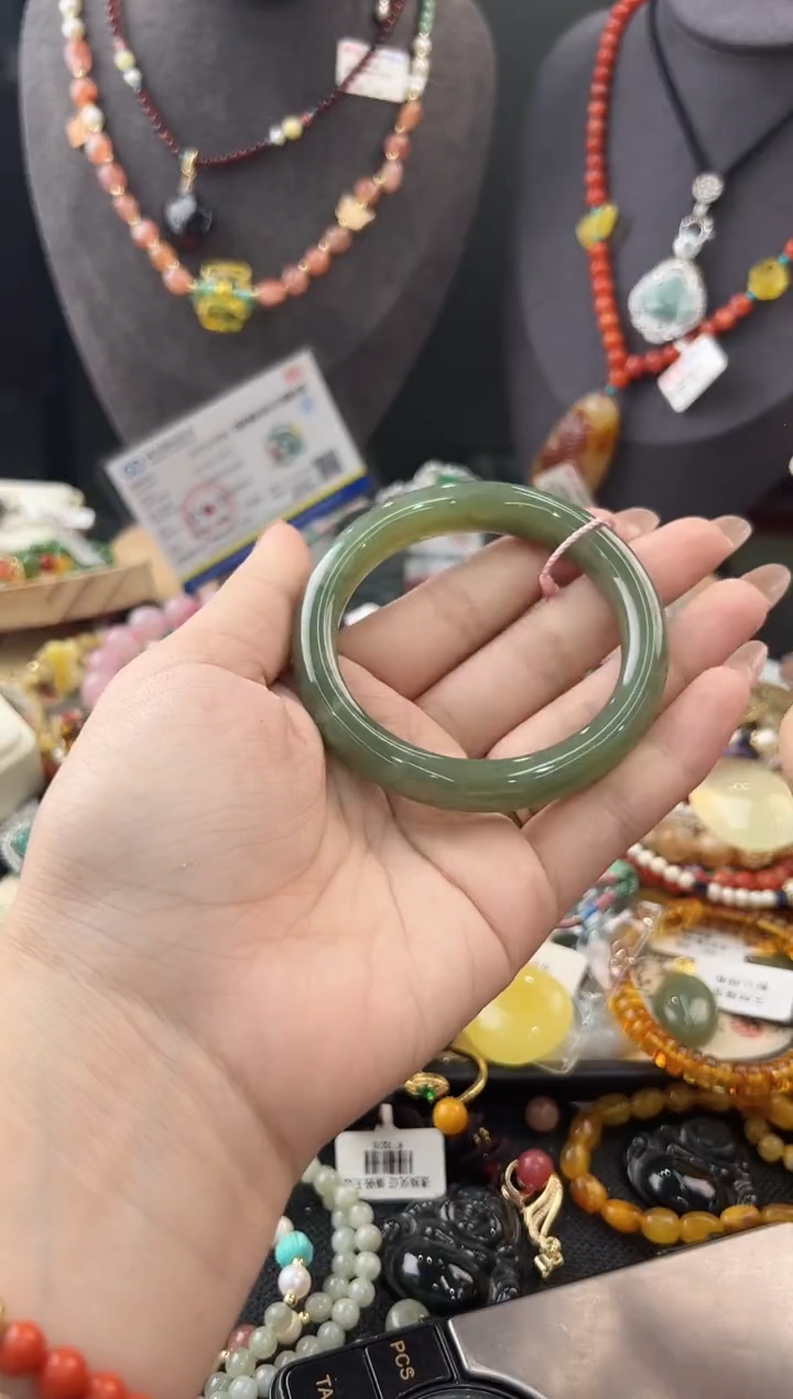 和田玉手镯未镶嵌手镯