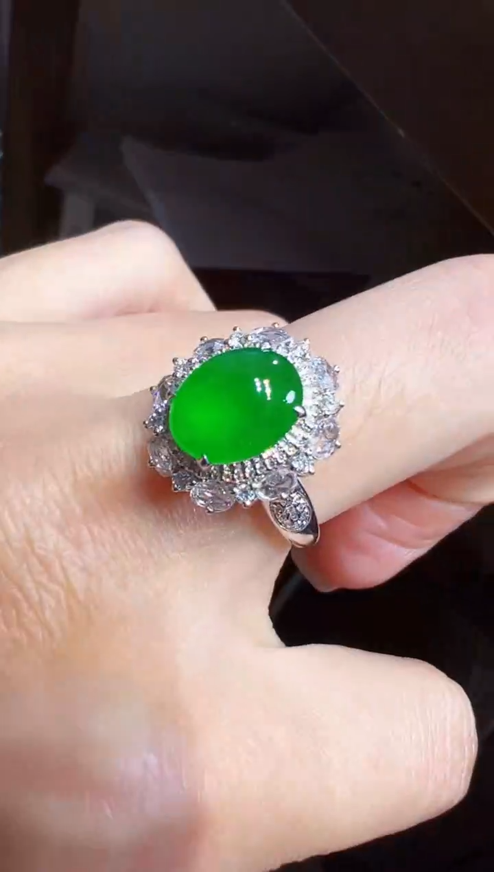 18K金镶嵌戒指翡翠冷*子蛋面