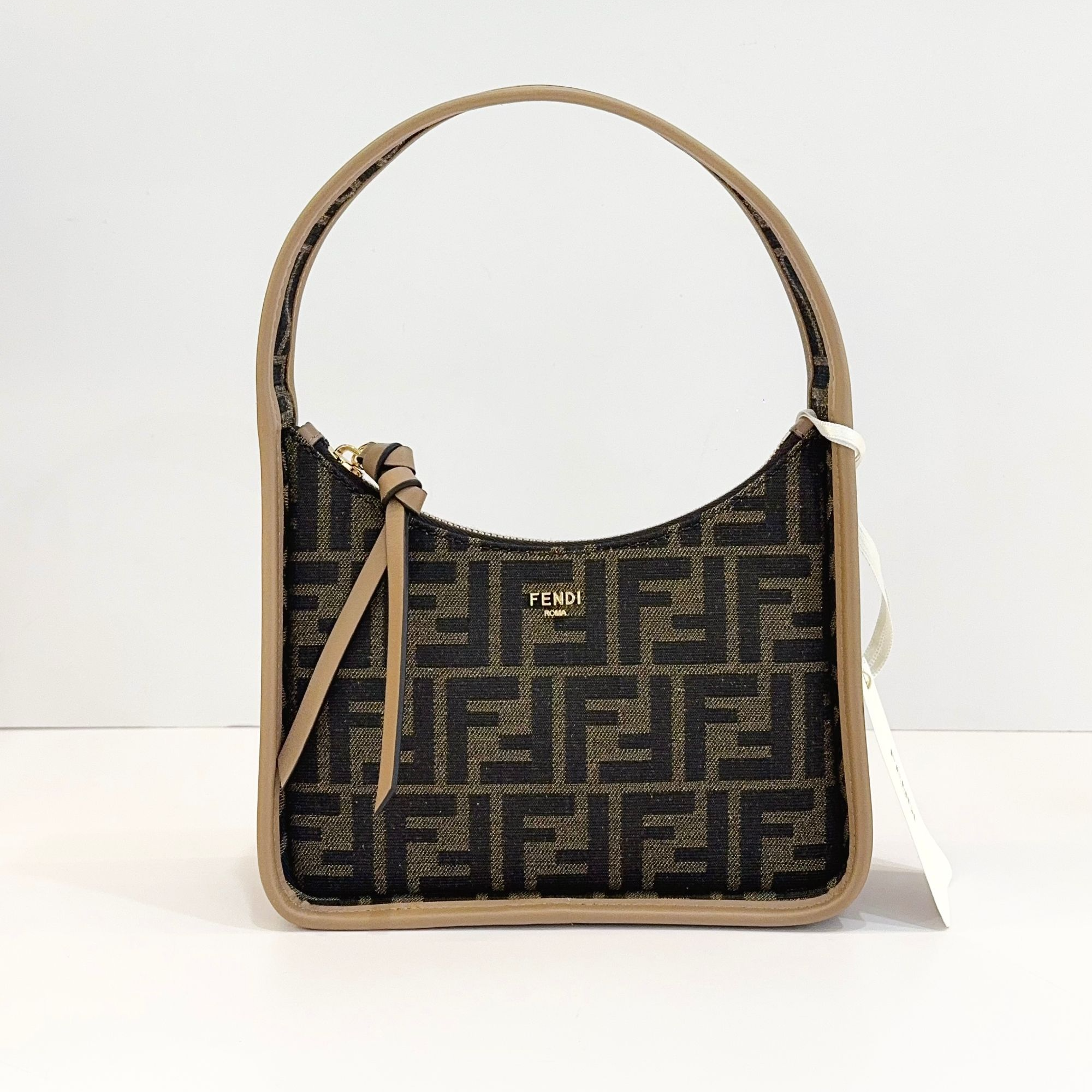 全新未使用 FENDI/芬迪 7姐专场/经典老花Fendessence腋下包hobo