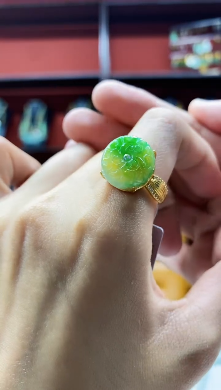 颈饰未镶嵌翡翠戒指